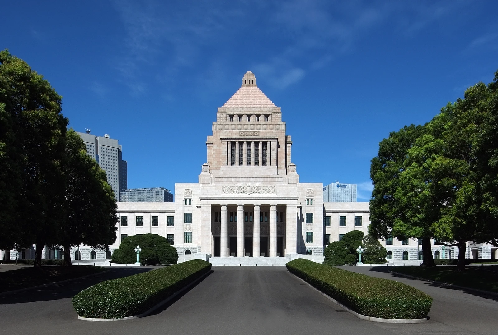 Photo: adalytica.com National Diet Building in Tokyo, Japan, with a driveway leading to its entrance