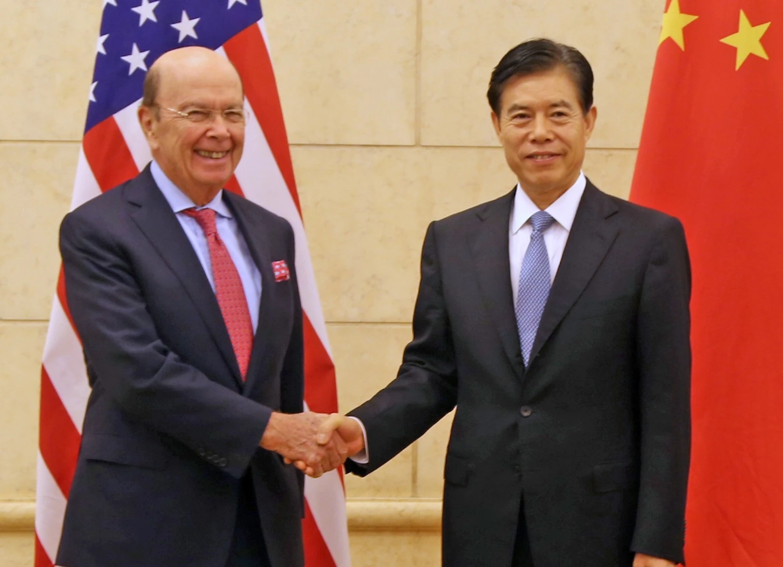 Chinese Minister of Commerce Zhong Shan shakes hands with American Ambassador Terry Branstad.