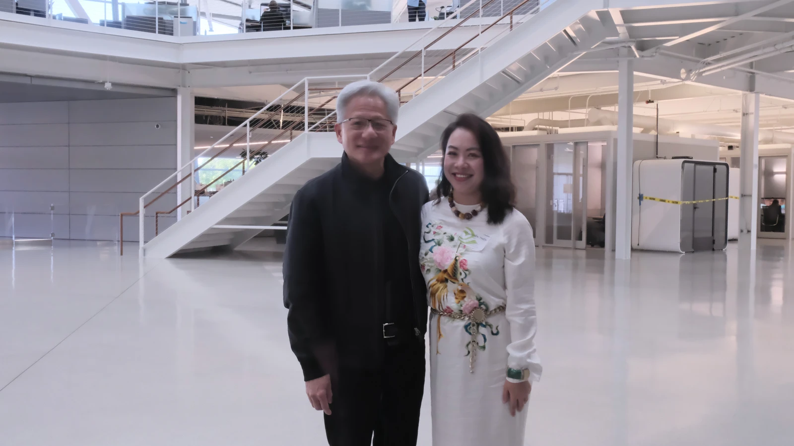 Director Lê Nguyễn Thiên Nga and NVIDIA Founder and CEO Jensen Huang posing for a photo.