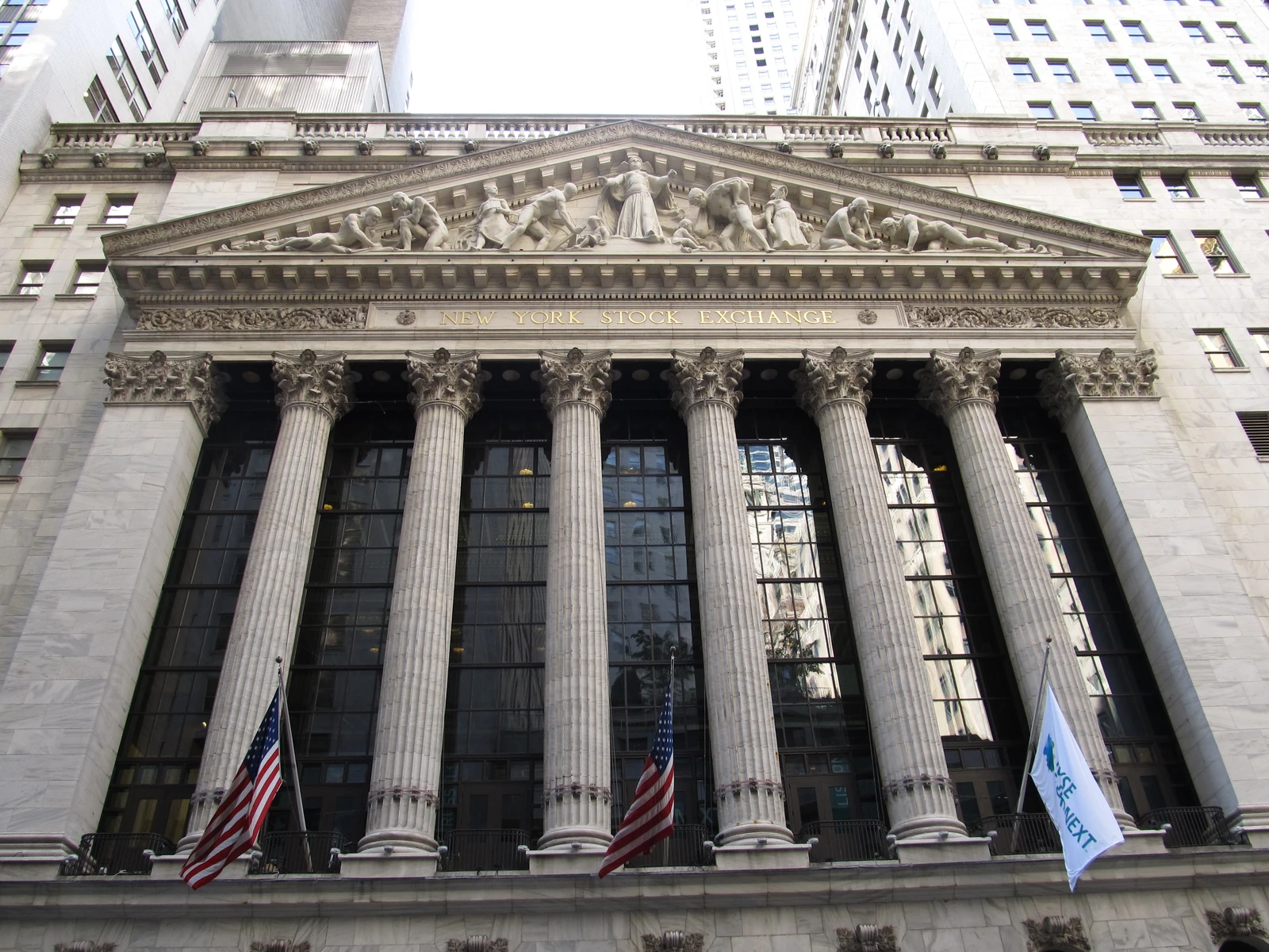 Facade of the New York Stock Exchange building with columns and sculptures.